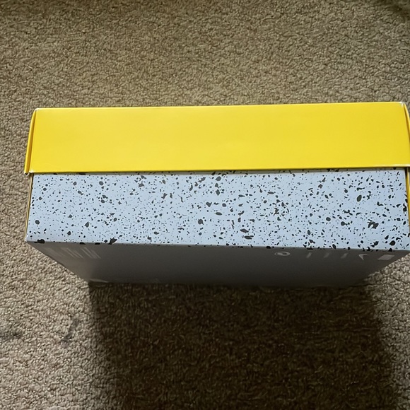 AIR JORDAN 4 RETRO GS 'LIGHTNING' 2021 - Picture 2 of 9